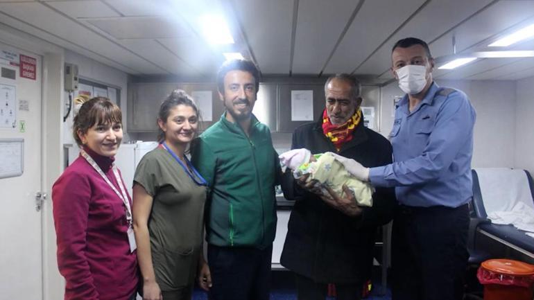 6 Şubat depremi sonrası TCG Bayraktar gemisinde doğan bebeklere yaş günü kutlaması