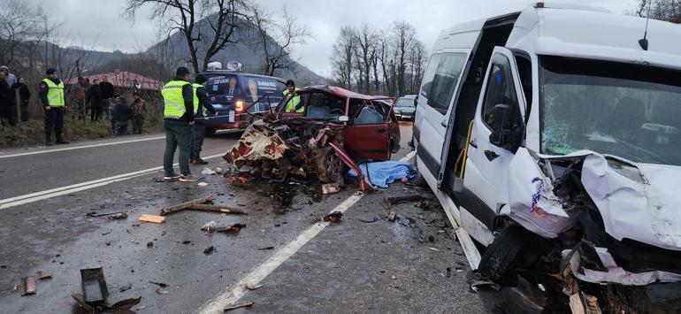 Minibüs ile otomobil kafa kafaya çarpıştı: 2 ölü, 2 yaralı
