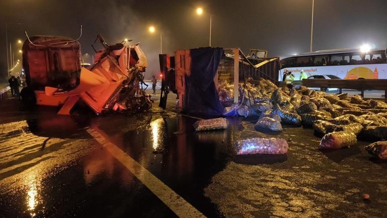 Otoyolda TIR, patates yüklü kamyona çarptı: 2 yaralı