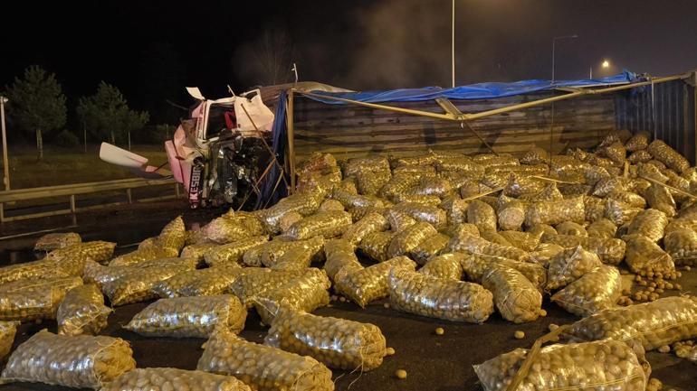 Otoyolda TIR, patates yüklü kamyona çarptı: 2 yaralı