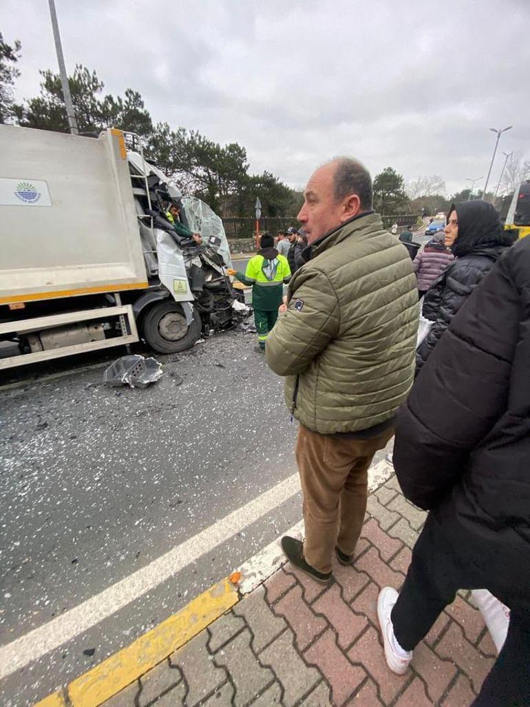 Sarıyerde çöp kamyonu İETT otobüsüne çarptı: 2 yaralı