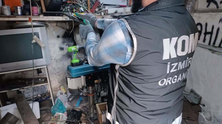 İzmirde silah kaçakçılığı operasyonu; oğlu ve gelini ile gözaltında