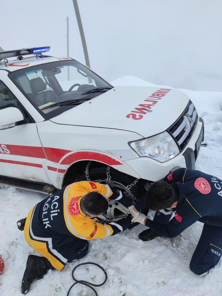 Yolu kardan kapanan mezrada rahatsızlanan 2 kardeş, arazi ambulansıyla hastaneye ulaştırıldı