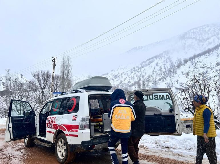 Yolu kardan kapanan mezrada rahatsızlanan 2 kardeş, arazi ambulansıyla hastaneye ulaştırıldı
