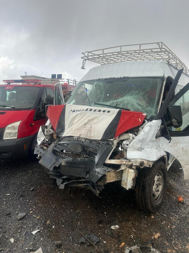 Mardinde 3 aracın karıştığı kaza; 2si ağır 8 yaralı