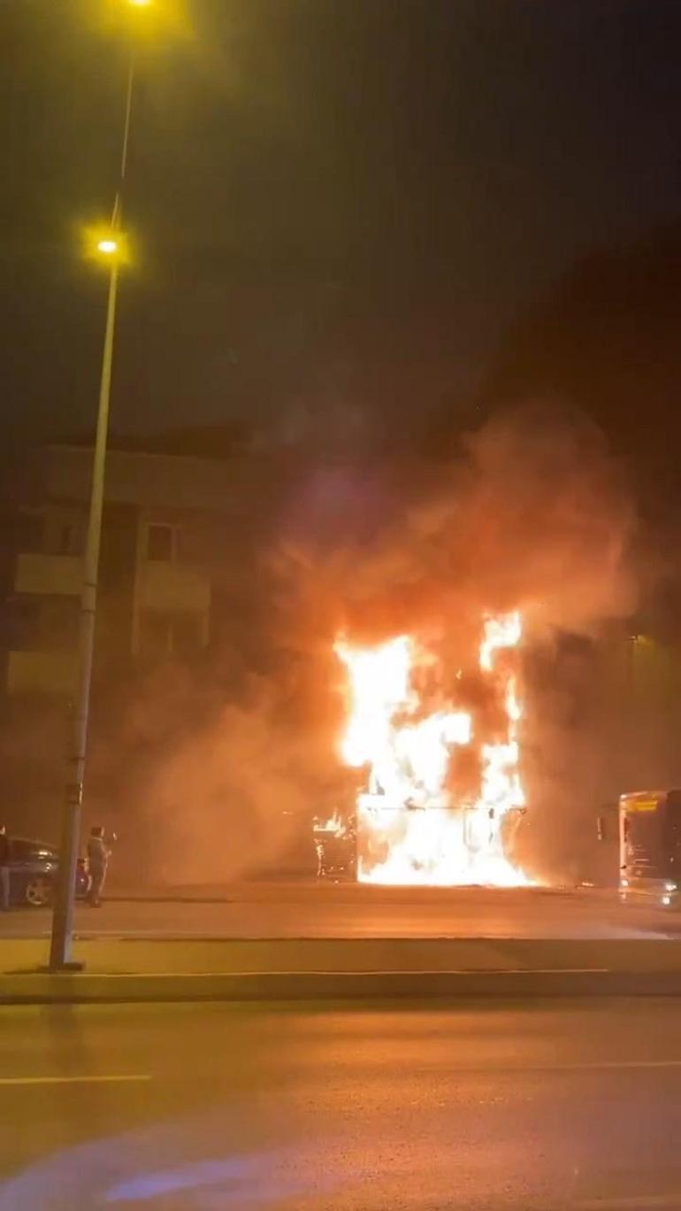 Ataşehirde 4 katlı iş merkezi alev alev yandı