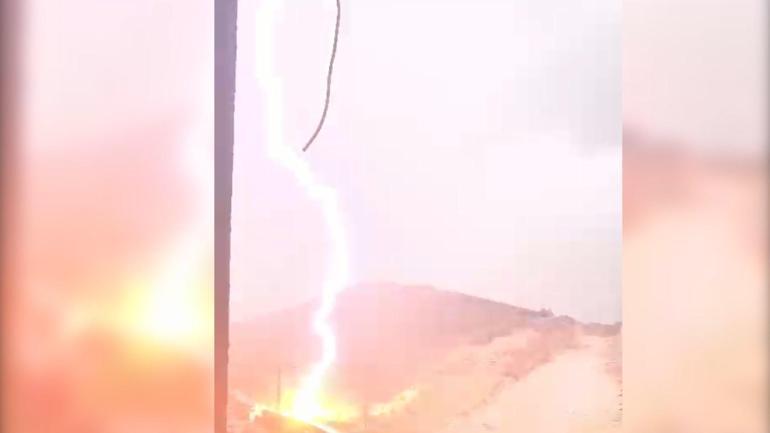 Şanlıurfa’da yıldırım düşme anı kamerada