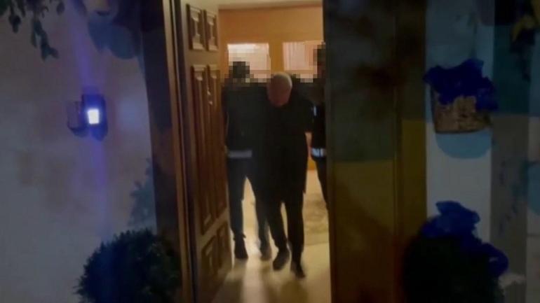 Şahinler suç örgütü yöneticisi yatak odasındaki gizli bölmede yakalandı