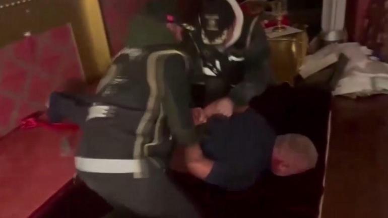 Şahinler suç örgütü yöneticisi yatak odasındaki gizli bölmede yakalandı