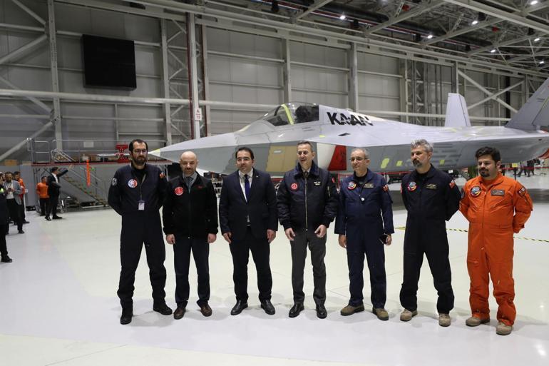Savunma Sanayii Başkanı Görgün, KAANın pilotları ve proje ekibiyle buluştu