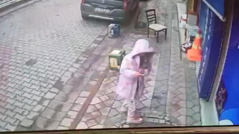 Sultangazide hırsız küçük kızın elindeki parayı çalıp kaçtı