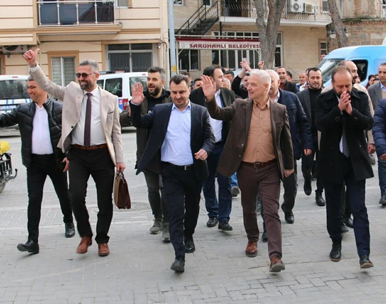 Saruhanlıda seçime giremeyen CHP, adayını Saadet Partisi çatısı altında gösterdi