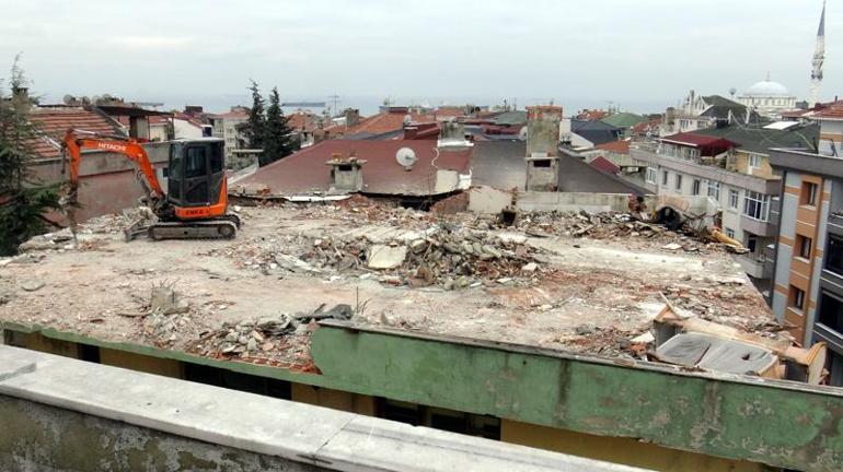 Avcılarda binaların ortak duvarı yıkım sırasında ortaya çıktı