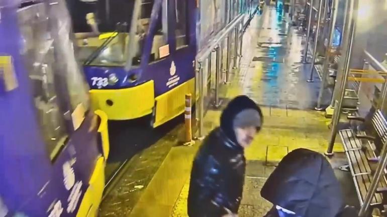 Fatihte tramvay bekleyen kadının elinden telefonu çalındı