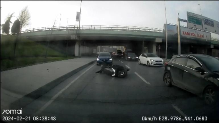 Kağıthane'de otomobilin çarptığı motosiklet sürücüsü metrelerce yerde sürüklendi