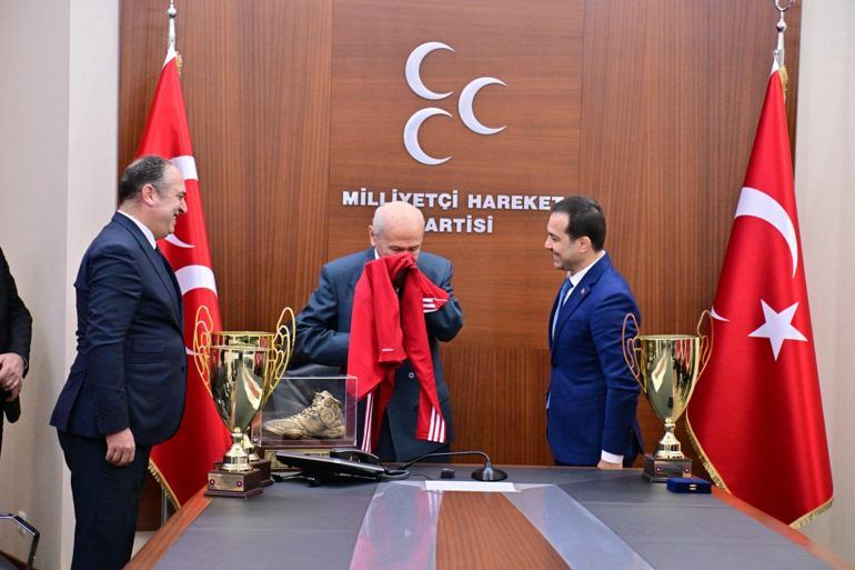 Devlet Bahçeli, TGF Başkanı Şeref Eroğlunu ve güreş milli takımını kabul etti