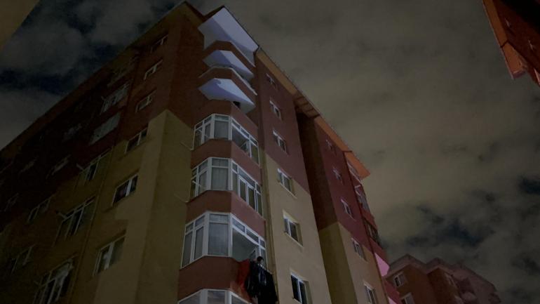 Ümraniyede 10 katlı apartmanda yangın: 2 kişi dumandan etkilendi