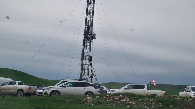 Diyarbakır’da petrol kuyusundaki patlamada ölen işçi toprağa verildi, yaralı işçinin tedavisi sürüyor