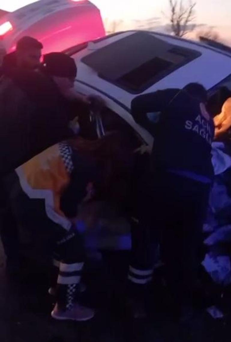Ankarada çarpışan otomobillerden biri bariyerlere saplandı; anne- baba öldü, kızları yaralandı