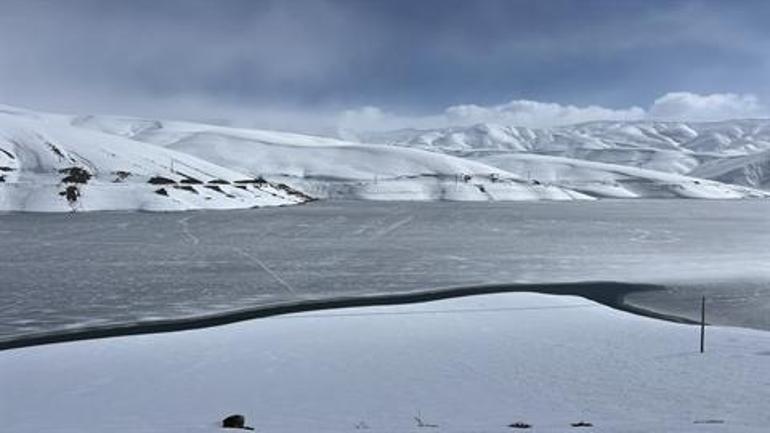 Dilimli Barajının yüzeyi buz tuttu