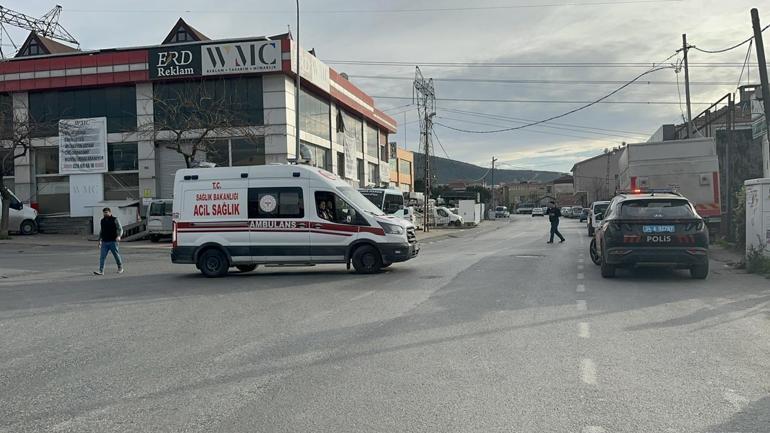 Ataşehir’de sürücüsünün kontrolünden çıkan hafif ticari araç eve girdi