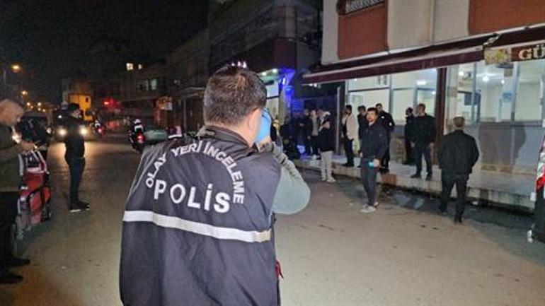 Adanada, kahvehanede silahlı saldırıya uğrayan 2 kişi bacaklarından vuruldu