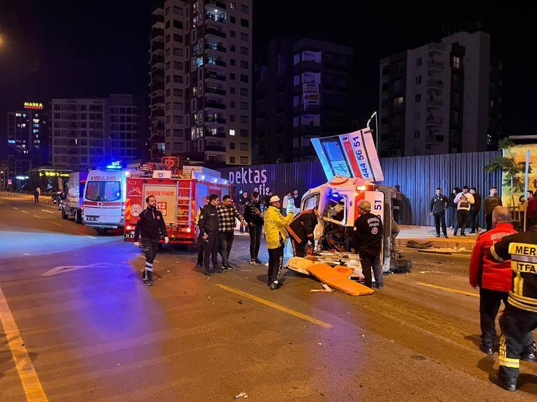 Mersinde hastanın bulunduğu ambulans ile otomobil çarpıştı: 7 yaralı