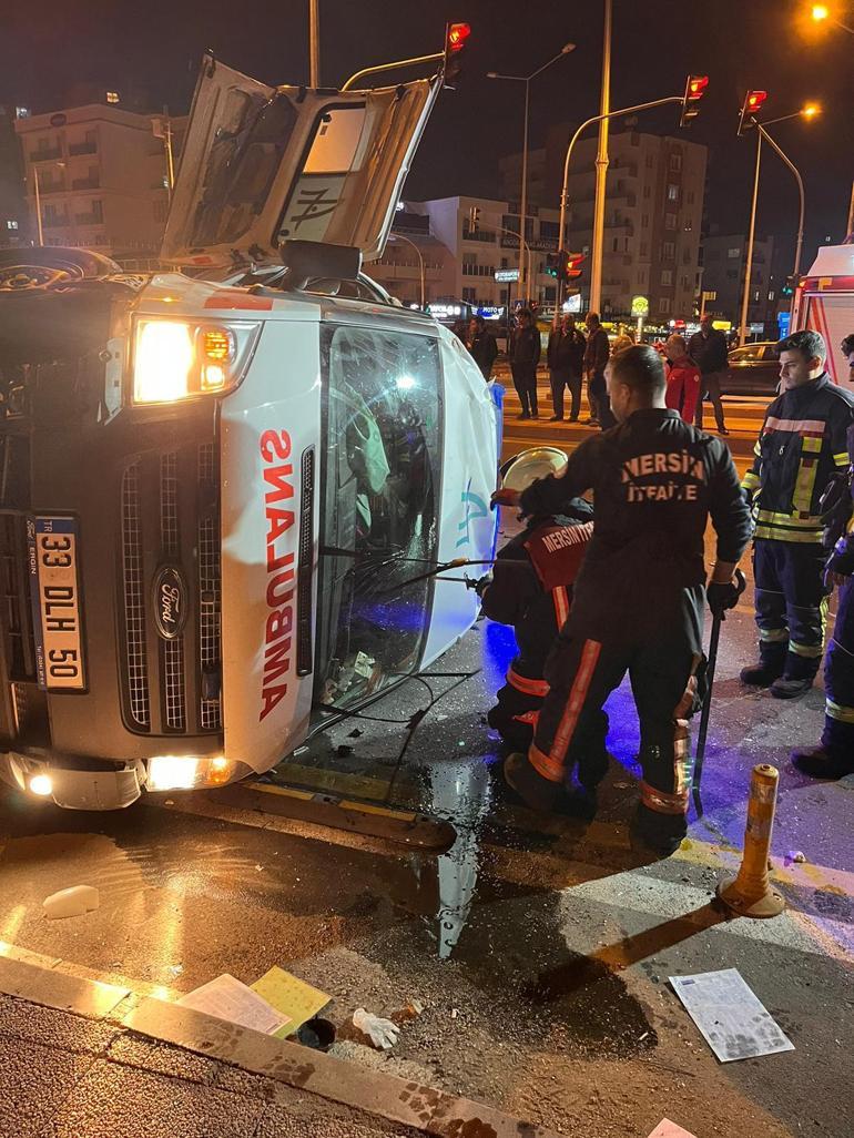 Mersinde hastanın bulunduğu ambulans ile otomobil çarpıştı: 7 yaralı