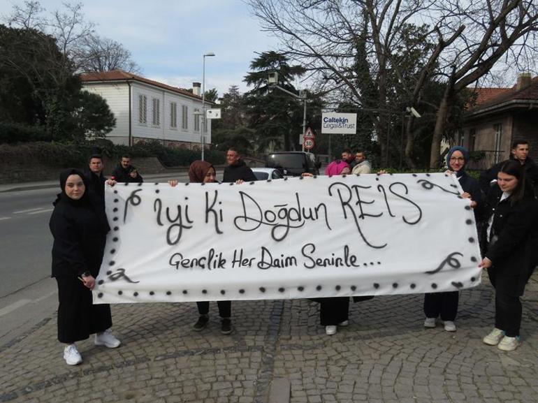 Cumhurbaşkanı Erdoğana evinin önünde doğum günü sürprizi