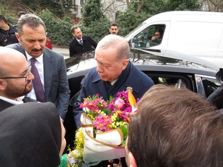 Cumhurbaşkanı Erdoğana evinin önünde doğum günü sürprizi