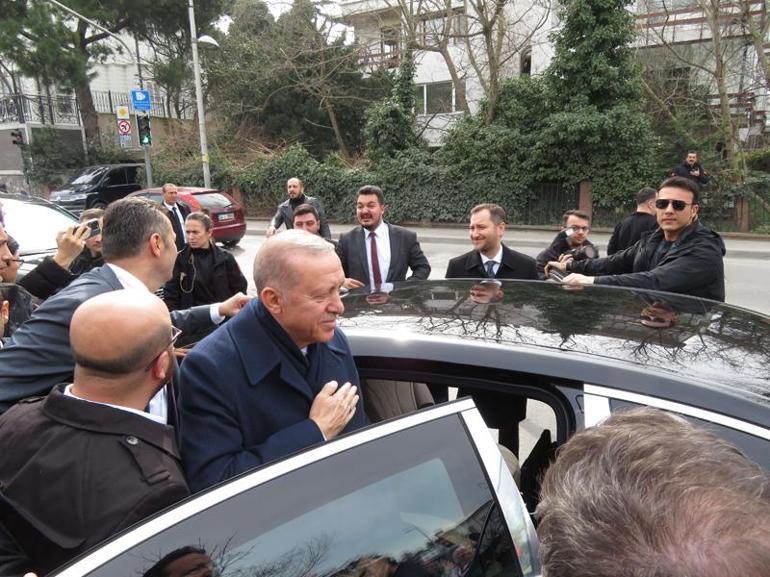 Cumhurbaşkanı Erdoğana evinin önünde doğum günü sürprizi