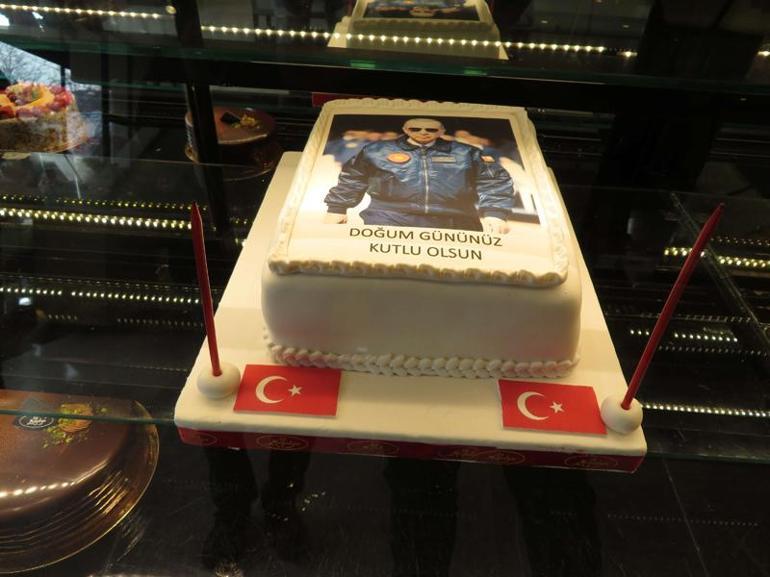 Cumhurbaşkanı Erdoğana evinin önünde doğum günü sürprizi