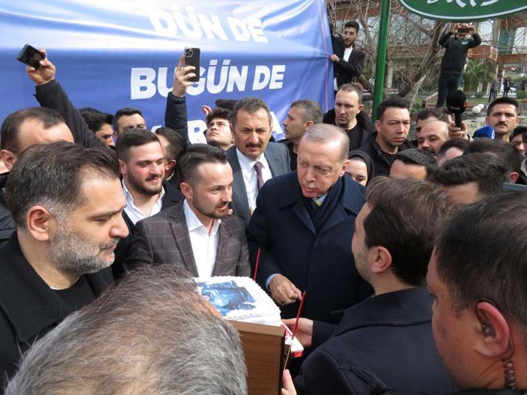 Cumhurbaşkanı Erdoğana evinin önünde doğum günü sürprizi