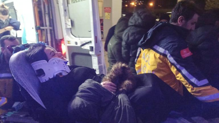 Van-Hakkari karayoluna çığ düştü; minibüs kar kütlesi altında kaldı: 1 ölü, 12 yaralı
