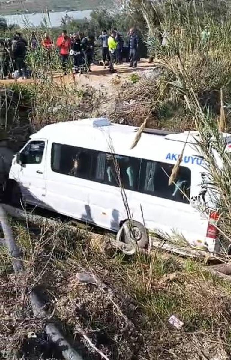 Mersinde otomobille çarpışan yolcu minibüsü dereye yuvarlandı: 1 ölü, 13 yaralı