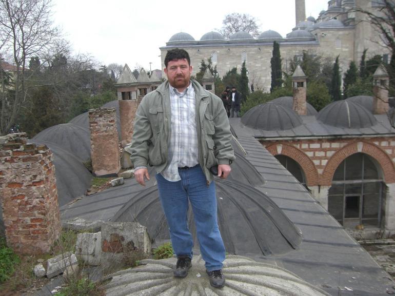 Arkadaşlarına gösterdiği tabancadan çıkan mermi başına isabet etti, hastanede öldü