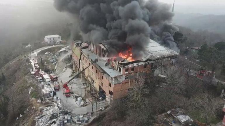 Beykoz’da 3 katlı işyeri alev alev yandı