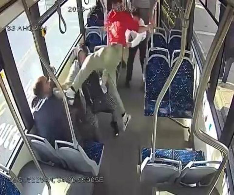 Okul müdürü ile oğlu, belediye otobüsünde tartıştıkları çifti darbetti