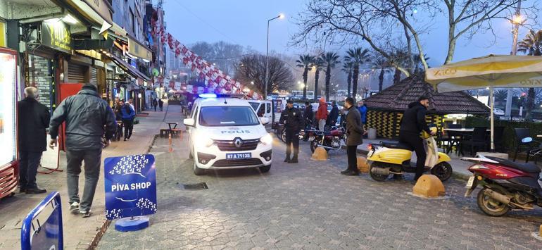 Çalıştığı kafede husumetlisinin bıçaklı saldırısına uğradı; o anlar kamerada