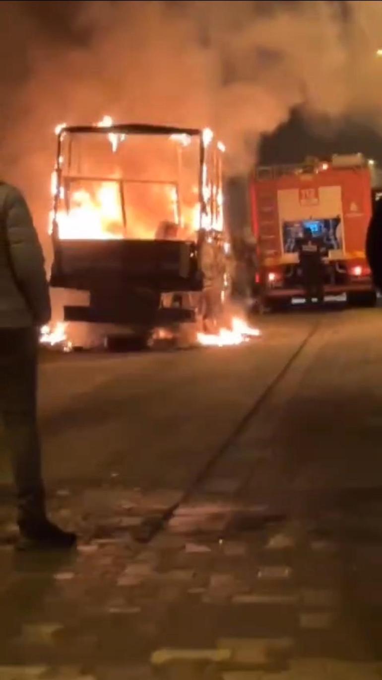 Ataşehirde park halindeki hurda kamyonet alev alev yandı