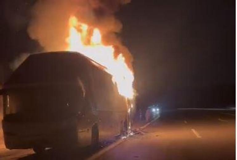 Ankarada seyir halindeyken alev alan yolcu otobüsü yandı