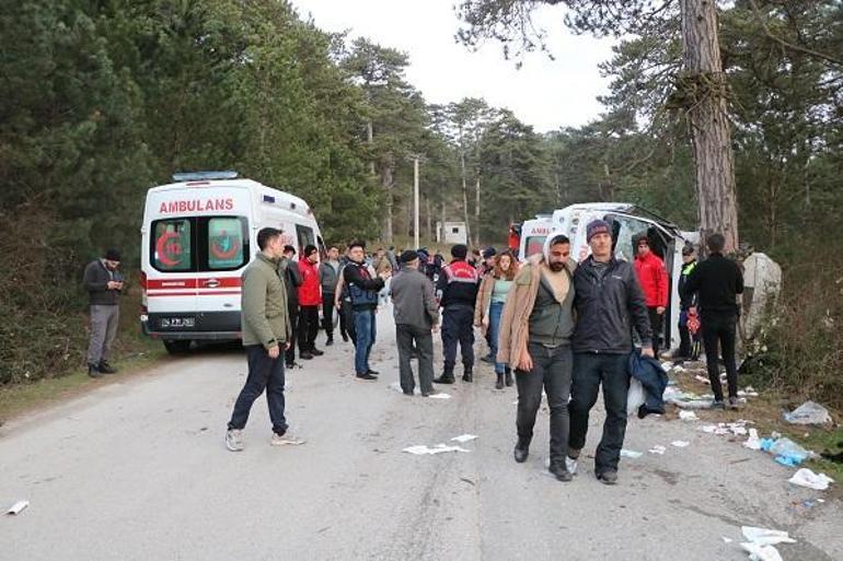 Boluda tatilcilerin taşındığı minibüs devrildi: 14 yaralı