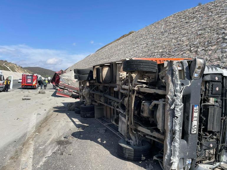 Balıkesirde TIR, kamyona arkadan çarptı; 1 kişi hayatını kaybetti, 2 kişi yaralandı, 52 koyun öldü