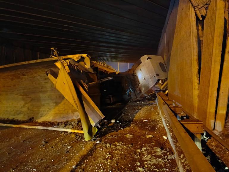 Kağıthanede hafriyat kamyonunun açık bırakılan damperi köprüye çarptı