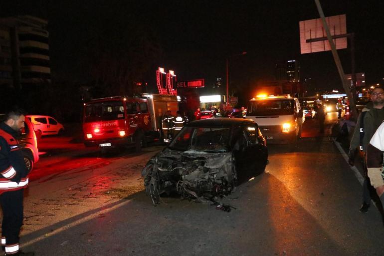 Önce bariyere, ardından aydınlatma direğine çarpan otomobilin sürücüsü öldü