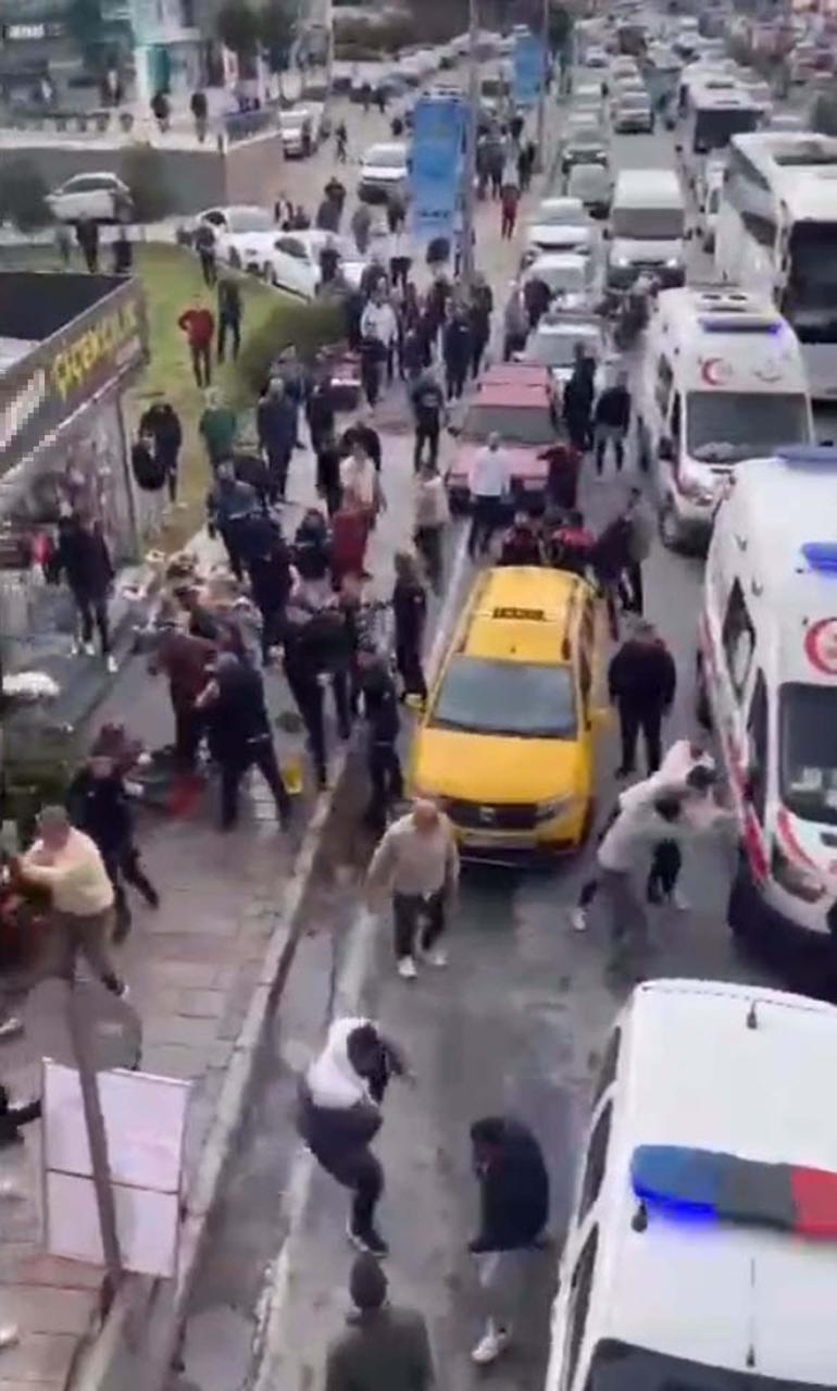 İzmirde trafikte silahlı yol verme kavgası: 2 yaralı