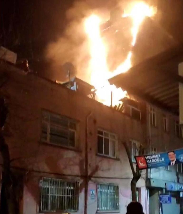Fatihte 5 katlı binada yangın; itfaiye dar sokaklarda alevlere müdahalede zorlandı