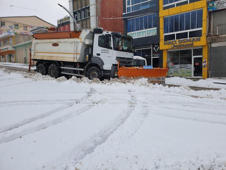 Vanda kar yağışı; 257 yerleşim yeri ulaşıma kapandı, Başkale’de okullar tatil edildi
