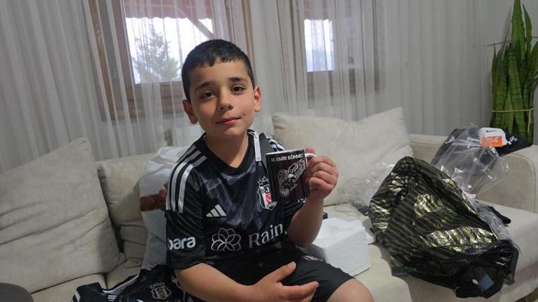 Beşiktaş formasına benzetmeye çalıştığı tişörtüyle fotoğrafı çekilen Muhammed Emire sürpriz