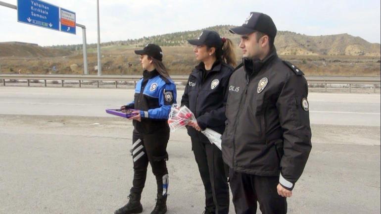 Kırıkkalede trafik polisleri, kadın sürücülerin Dünya Kadınlar Gününü kutladı